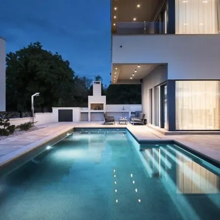 Nalani In For 6 People With Private Pool & Sauna Villa